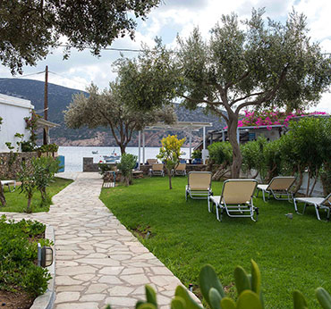 La cour des studios Agrilia à Sifnos