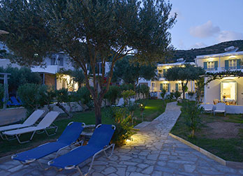 The yard with the sunbeds at Agrilia studios in Sifnos